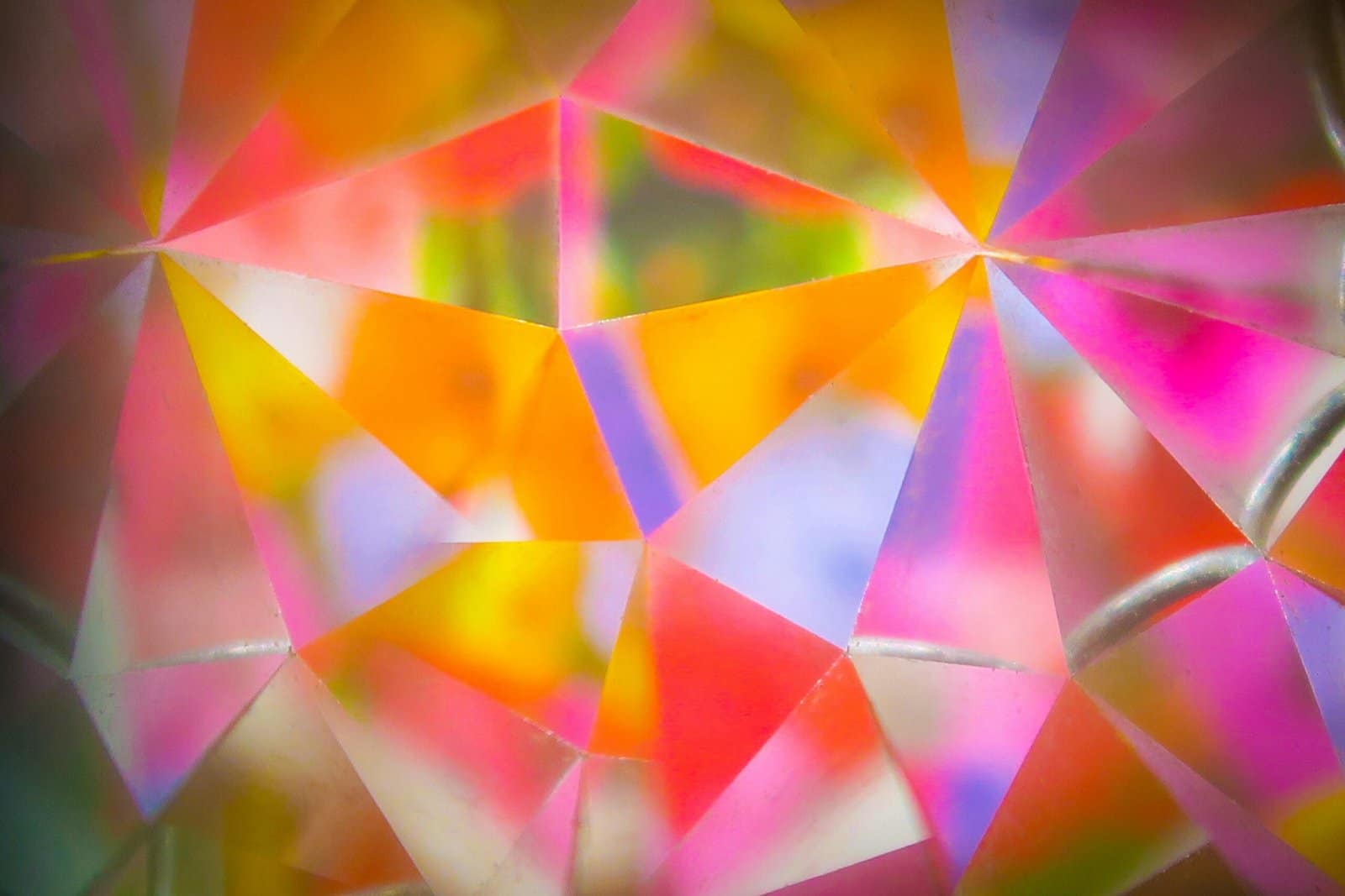 Geometric Crystal Facets with Rainbow Light Refraction